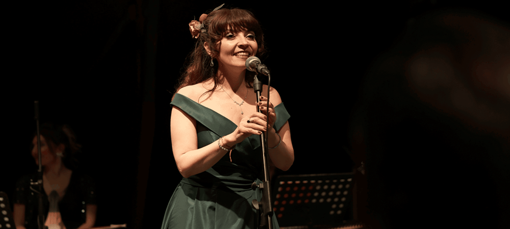 Ünlü soprano GÜNAY ACAR, Beşiktal Deniz Müzesi'nde sanatseverlerle buluştu.