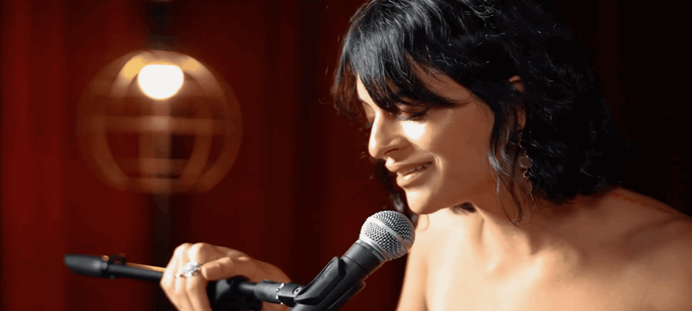 Sena Şahin “Yaralı”yı Akustik Yorumu ile Yeniden Dinleyiciyle Buluşturuyor